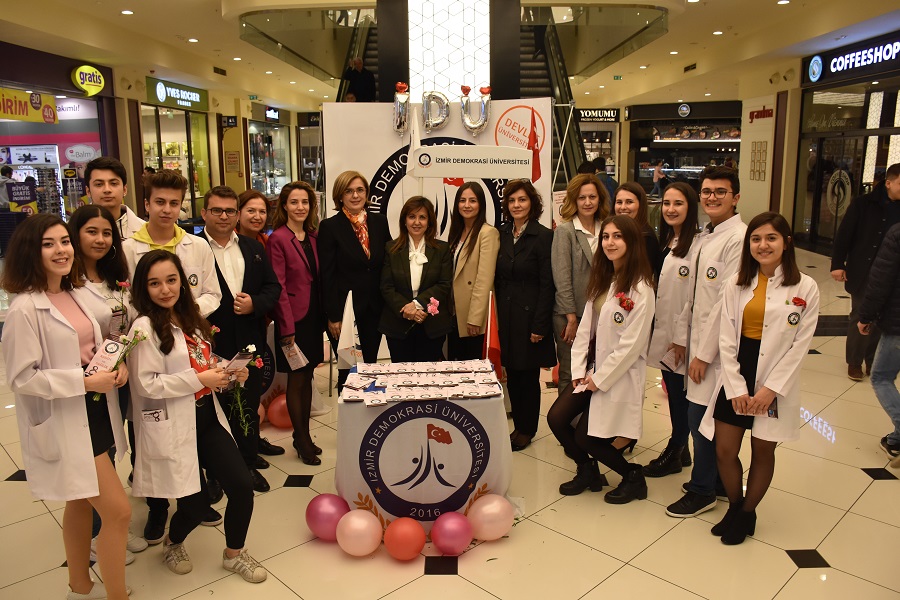 İzmir Demokrasi Üniversitesi Diş Hekimliği ve Tıp Fakültesi 8 Mart Dünya Kadınlar Günü Bilgilendirme Etkinliği 